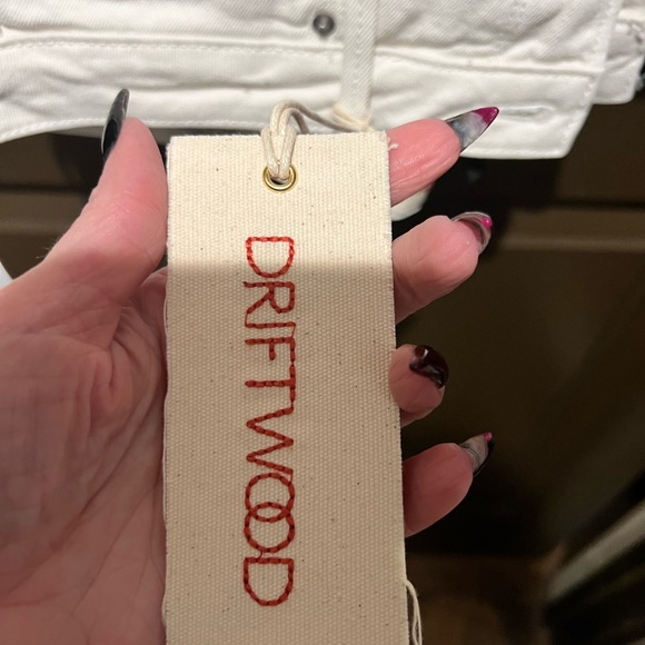 Never worn.  Size 31 Driftwood white embroidered jeans with tag. - Picture 6 of 10